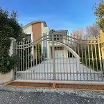 Villa Villa *